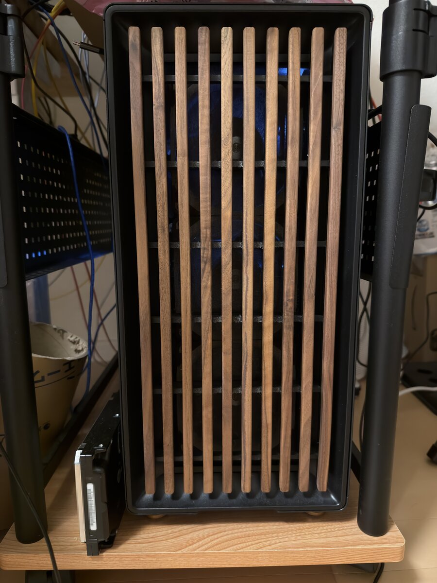 木製フロントパネルのPCケース正面。手前は増設用HDD