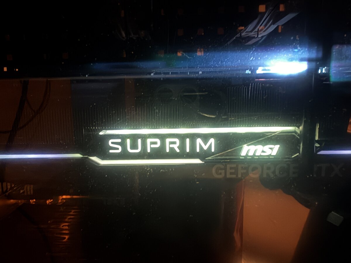 稼働中のGeForce RTXのLEDロゴ発光