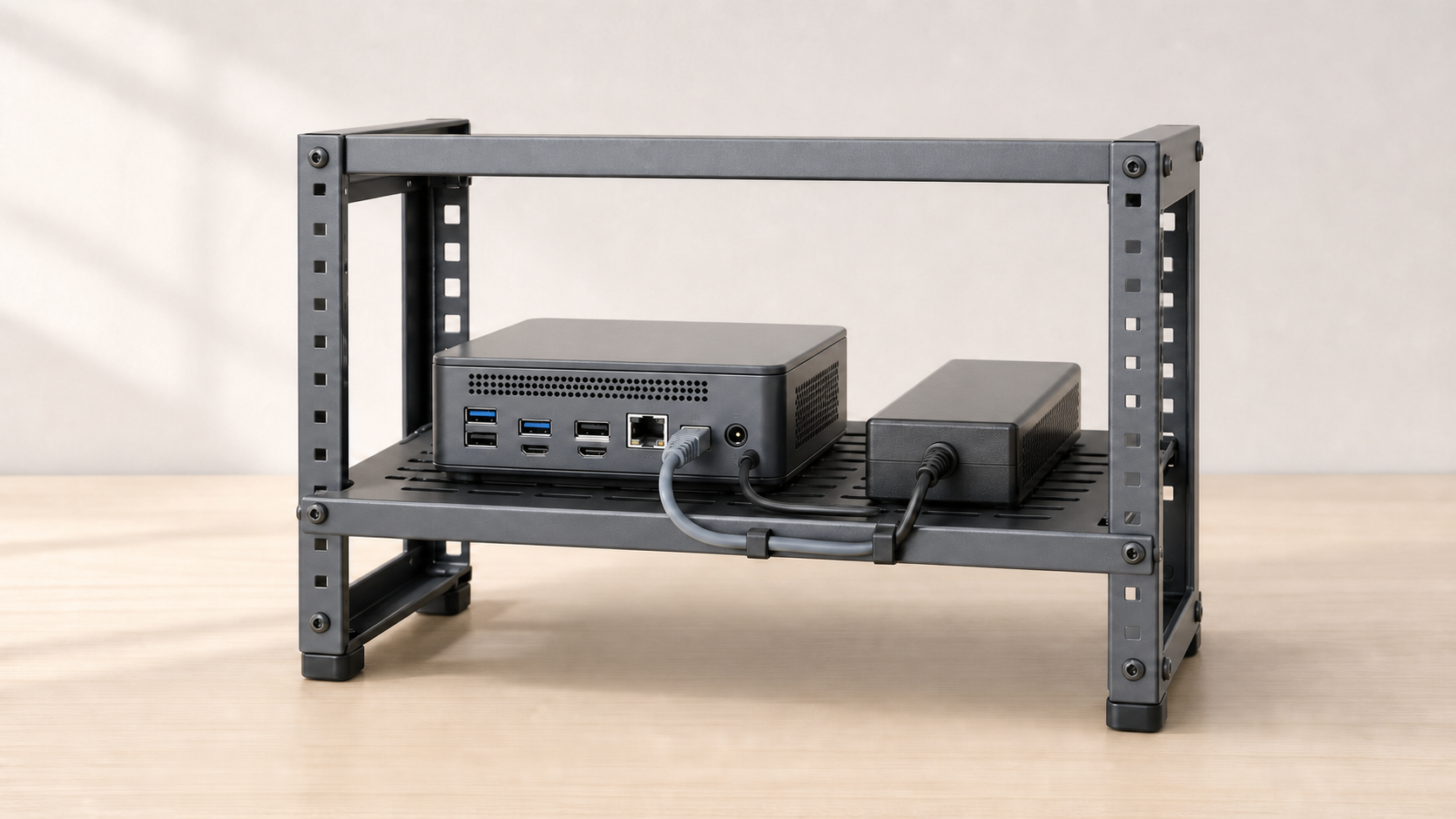 MINISFORUMを載せる――小ささより、端子と電源で選ぶを説明する機器構成のAI生成イメージ