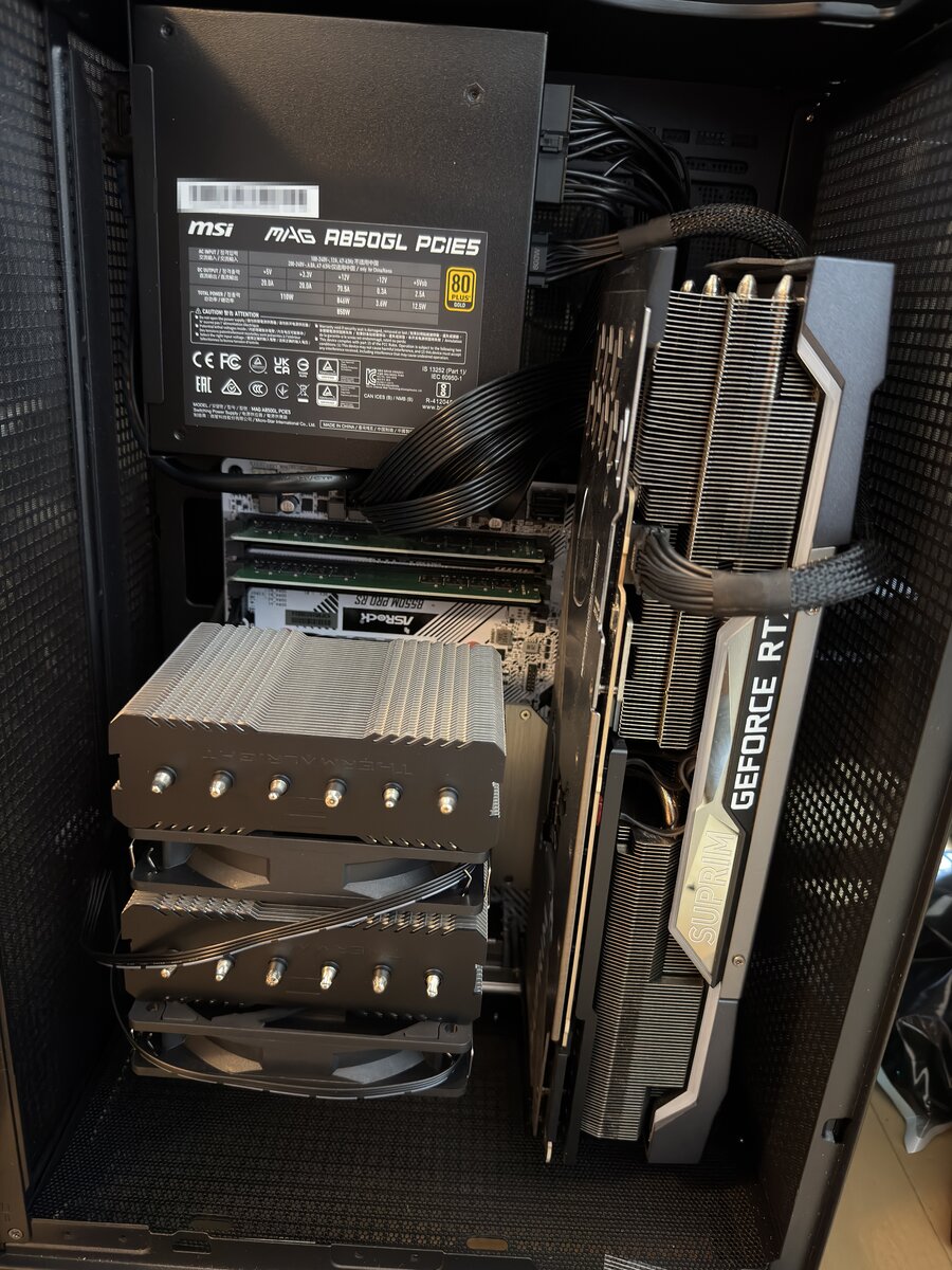 母艦ノードの内部。850W電源、空冷CPUクーラー、GeForce RTXを縦配置
