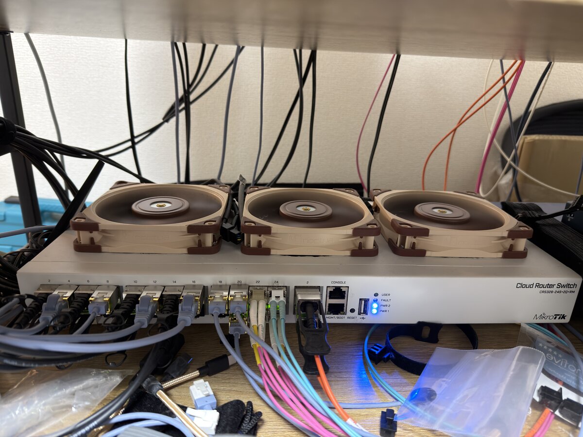 SFP+ 24ポートのスイッチ実機。天面に静音ファン3基を追加している