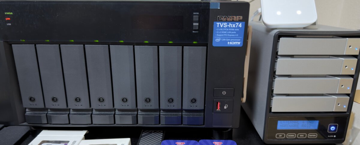 QNAP 8ベイNAS(TVS-h874)と外付け4ベイハードウェアRAIDケースの実機。手前にSFP+トランシーバー