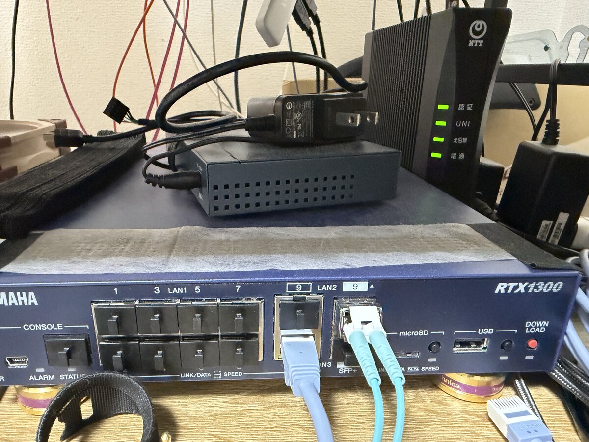 ヤマハRTX1300ルーター前面と10G回線のONU。SFP+と有線LANの実配線